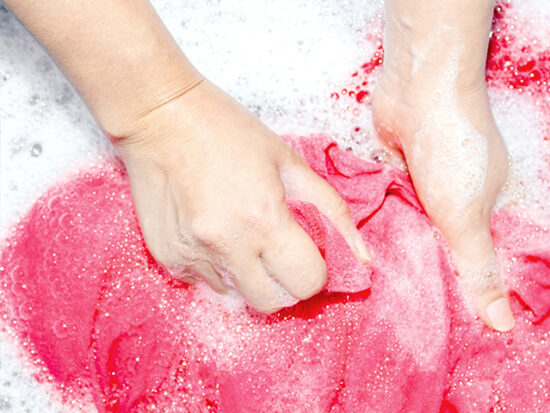 8 Tips Mencuci Pakaian dengan Tangan yang Bikin  Baju Awet 